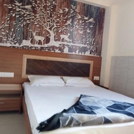 Hotel Shree Krishna Ahmedabad Buitenkant foto