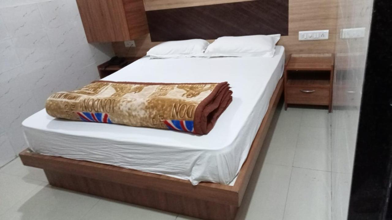 Hotel Shree Krishna Ahmedabad Buitenkant foto