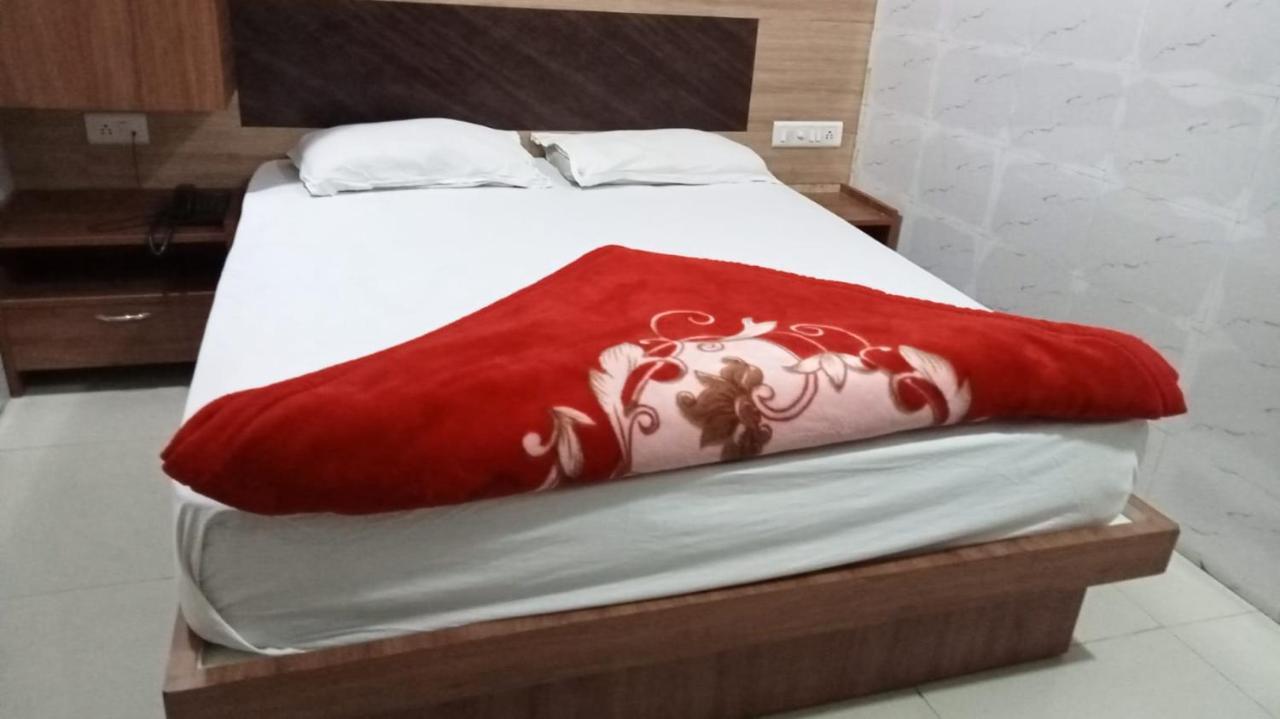 Hotel Shree Krishna Ahmedabad Buitenkant foto