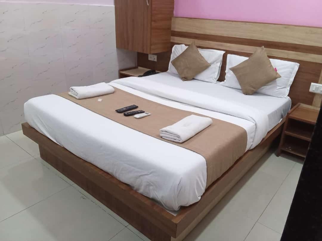 Hotel Shree Krishna Ahmedabad Buitenkant foto